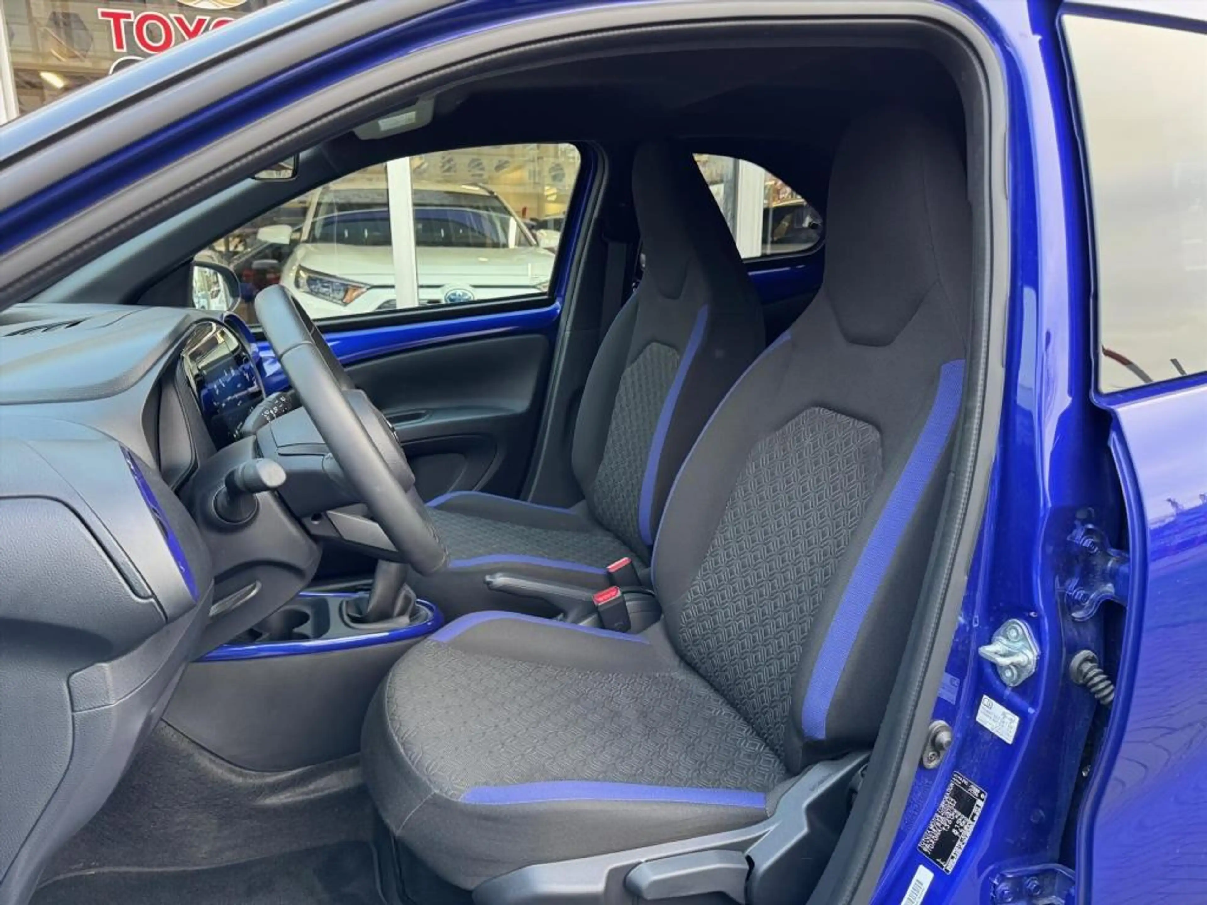 Toyota Aygo X 1.0 VVT-i MT Pulse Bi-tone | Juniper blue, 17 inch — photo 11