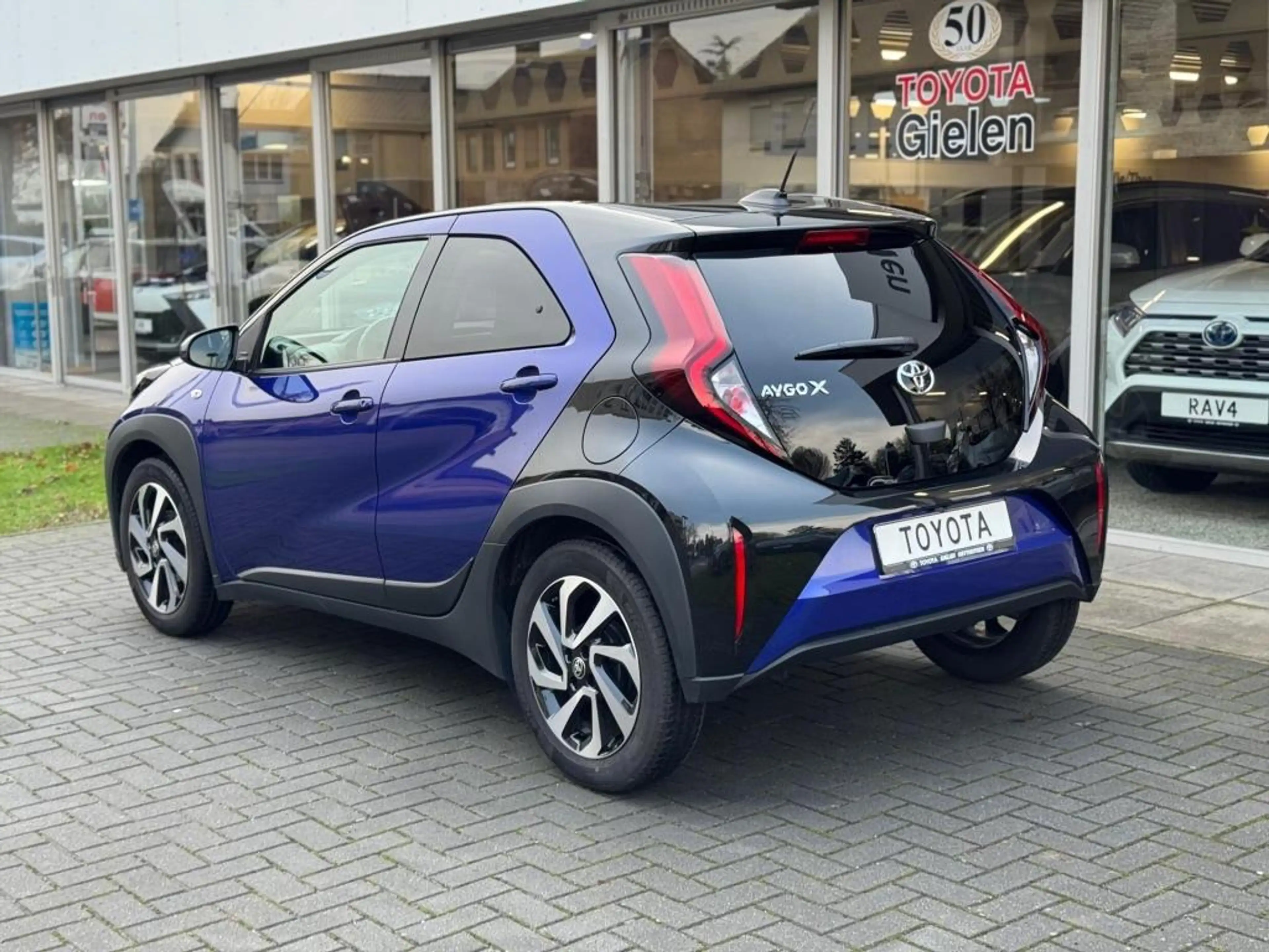 Toyota Aygo X 1.0 VVT-i MT Pulse Bi-tone | Juniper blue, 17 inch — photo 3