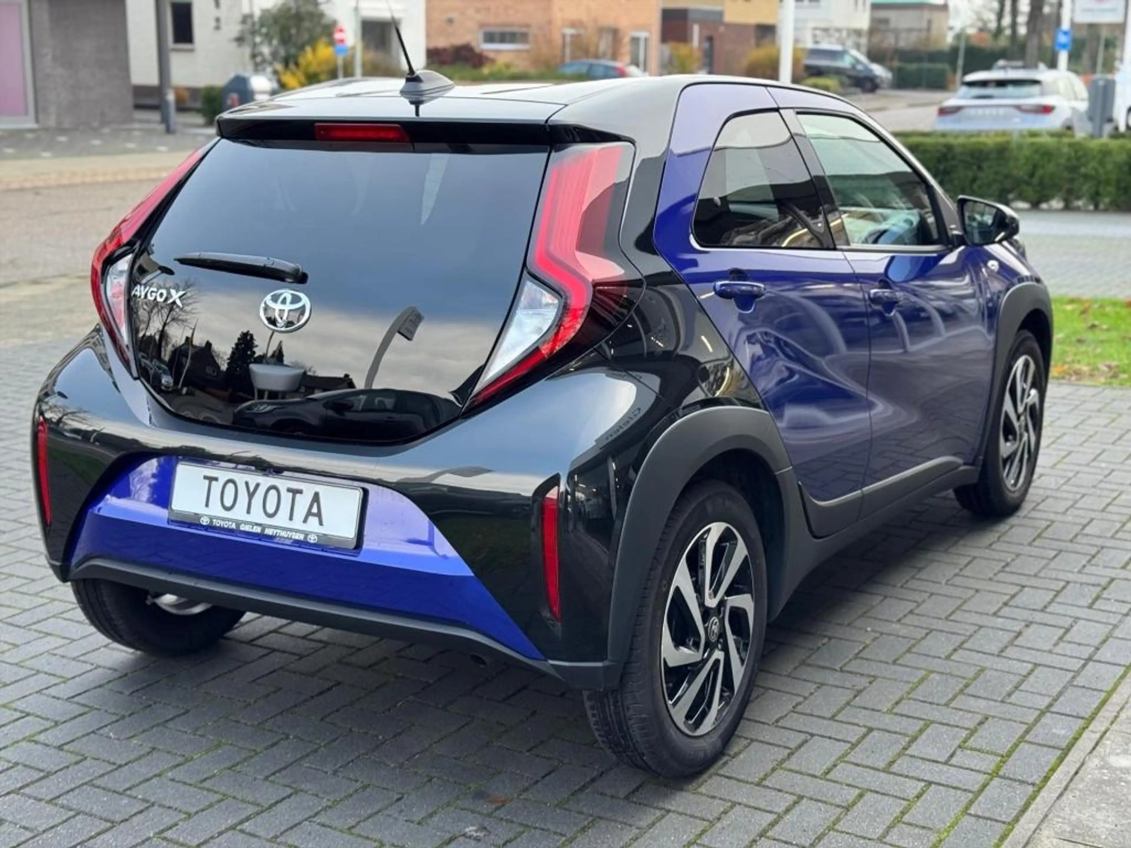 Toyota Aygo X 1.0 VVT-i MT Pulse Bi-tone | Juniper blue, 17 inch — photo 4