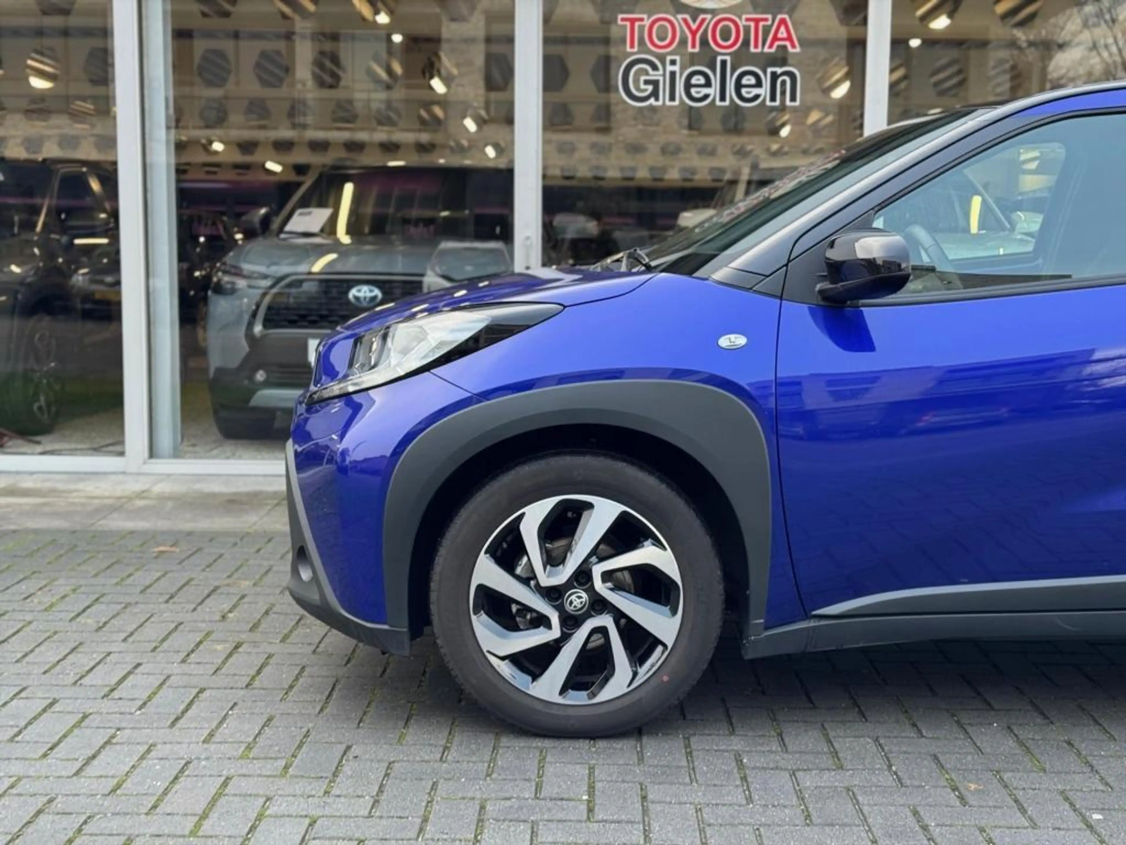 Toyota Aygo X 1.0 VVT-i MT Pulse Bi-tone | Juniper blue, 17 inch — photo 8