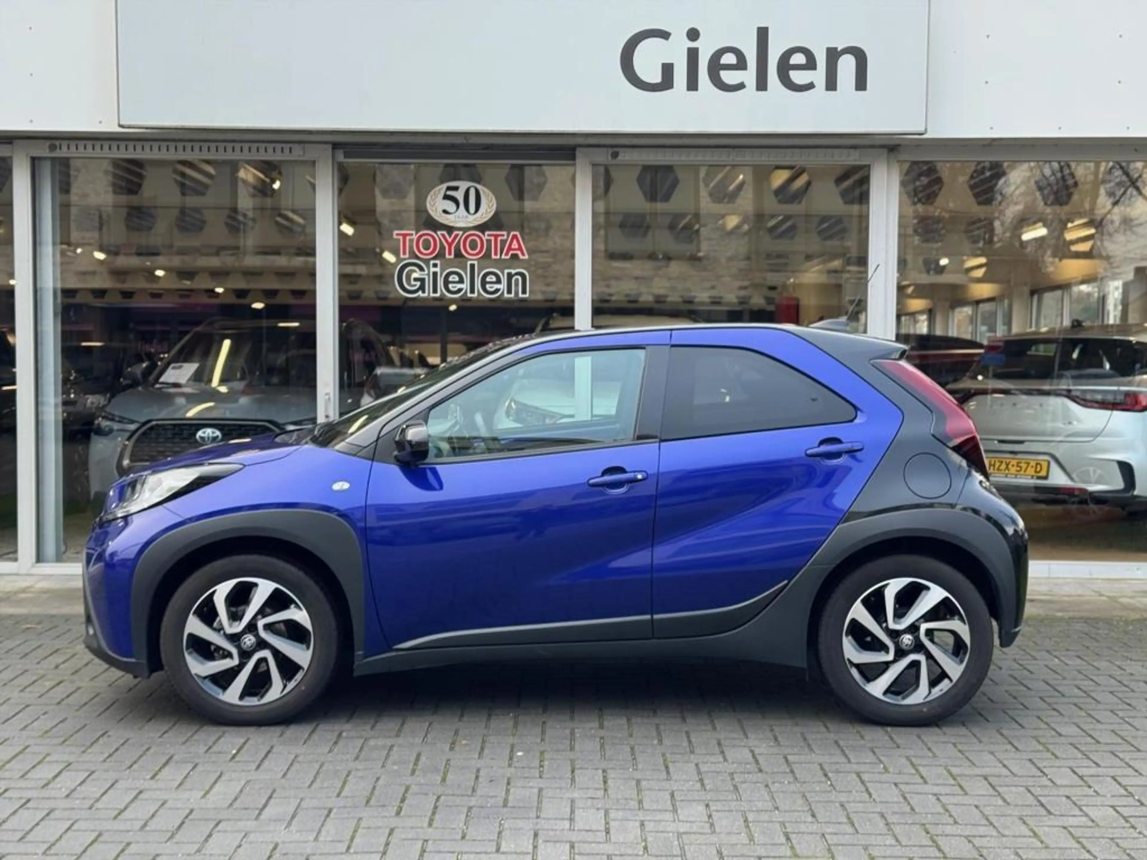 Toyota Aygo X 1.0 VVT-i MT Pulse Bi-tone | Juniper blue, 17 inch — photo 2