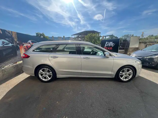 Ford Mondeo view 4