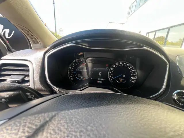 Ford Mondeo view 11