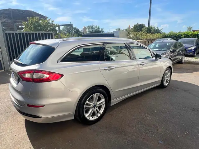 Ford Mondeo view 5