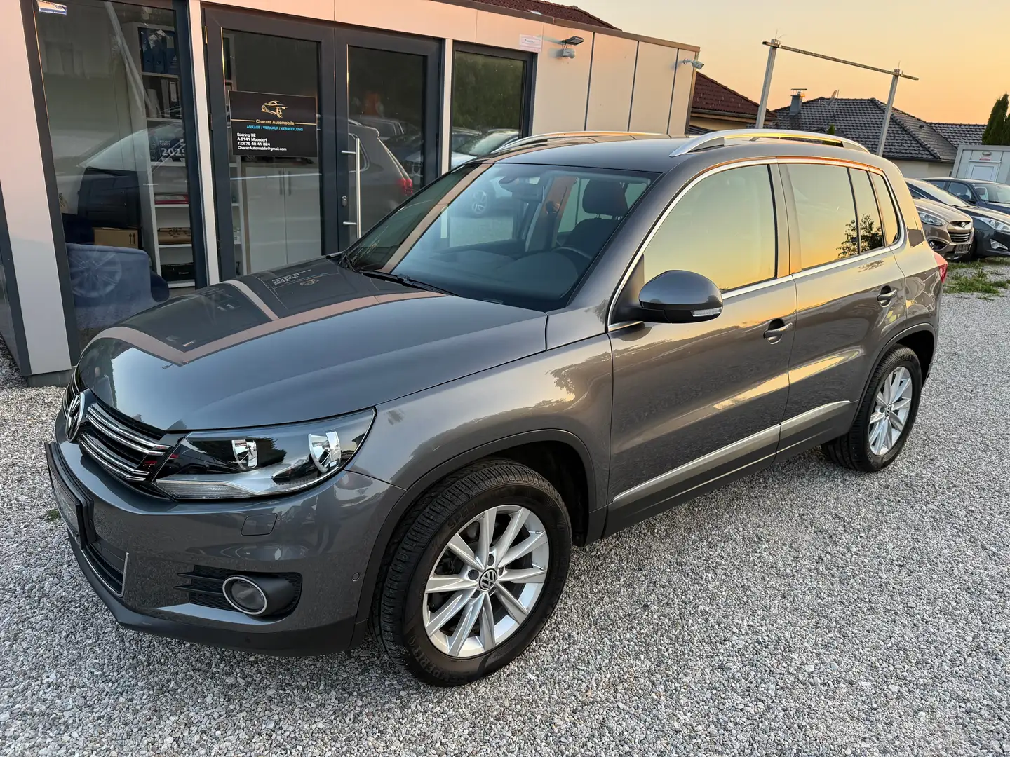 Volkswagen Tiguan Sport AHK Grau - 1