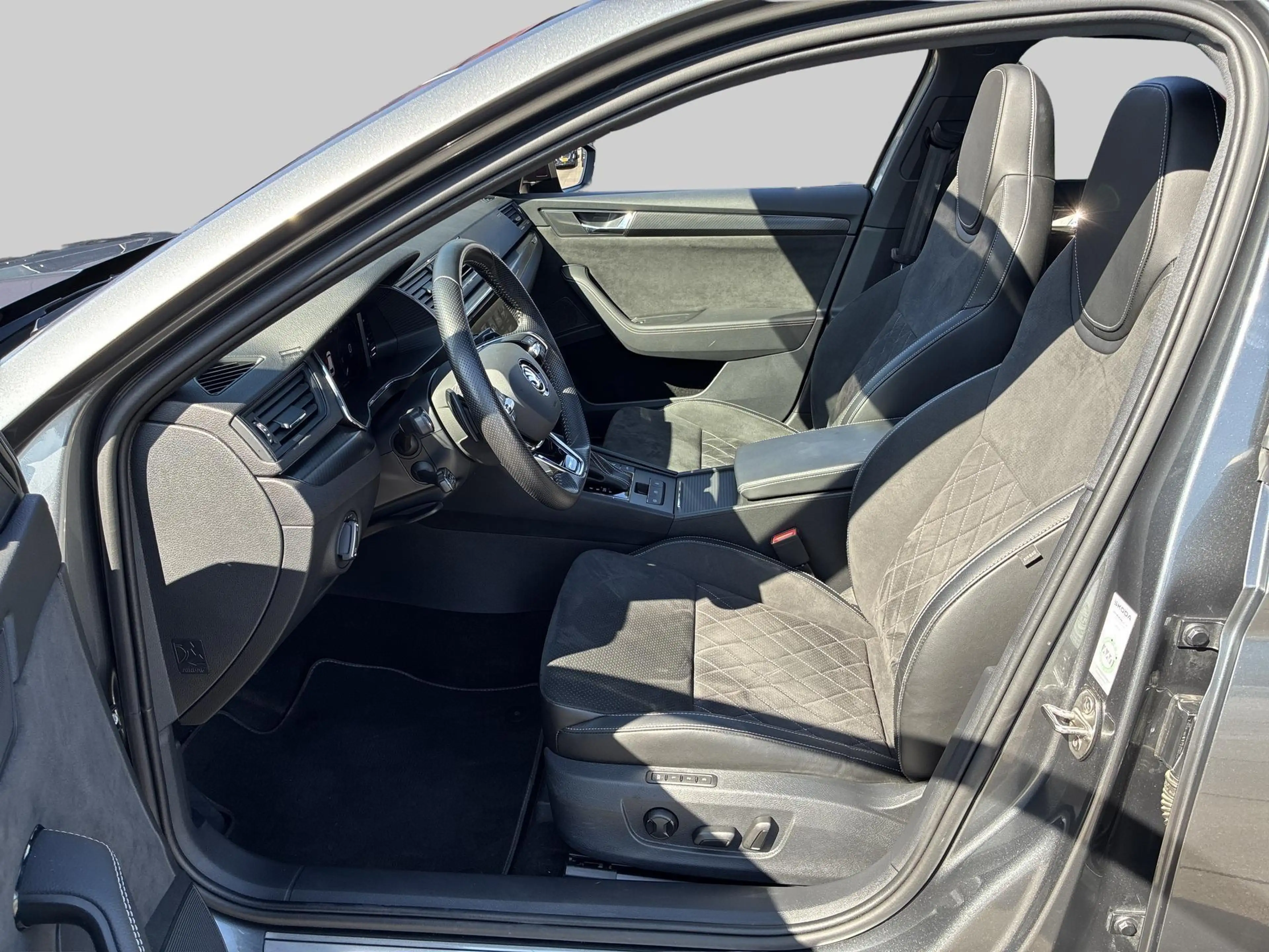 Skoda Superb Combi — photo 12