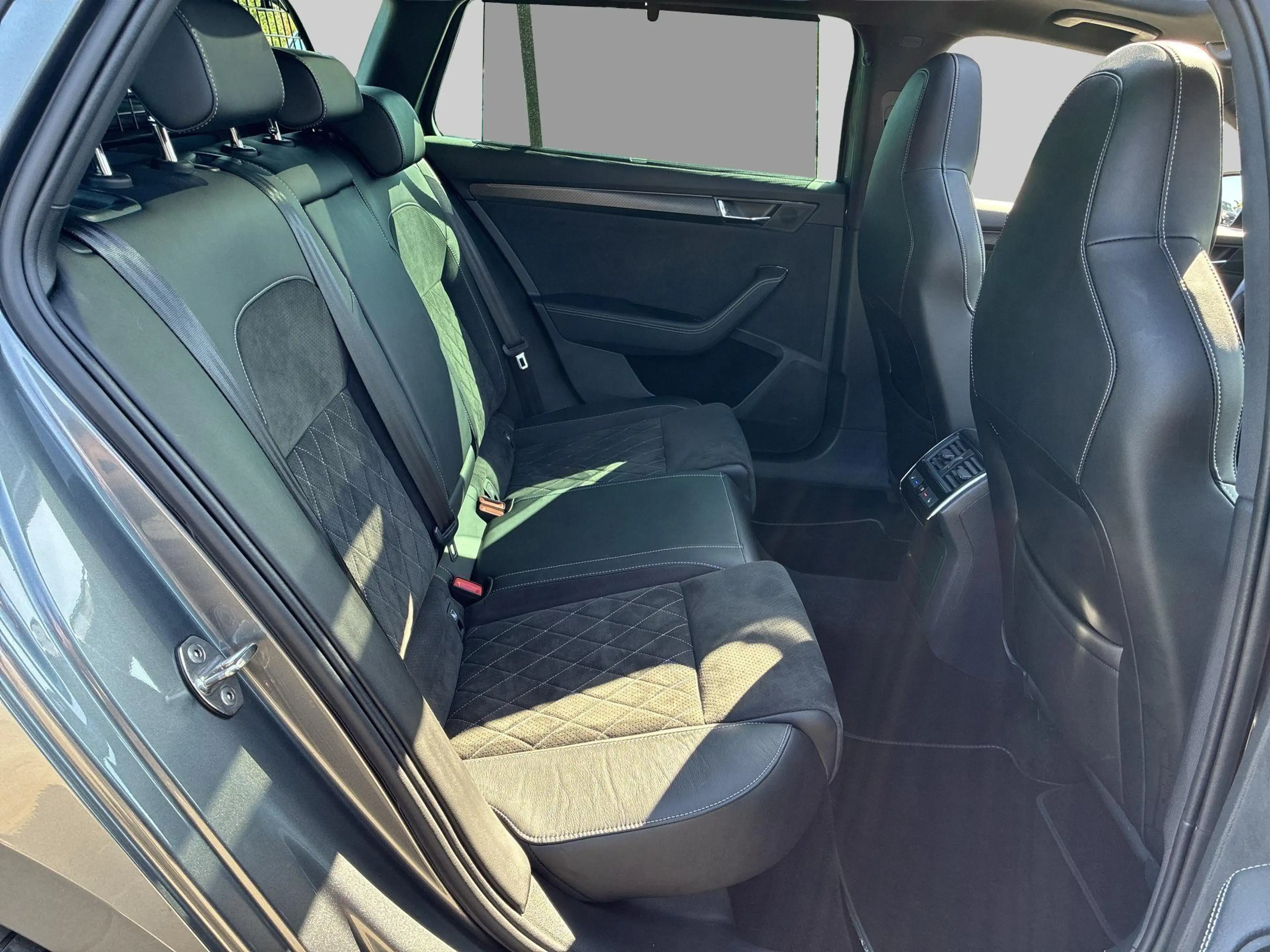 Skoda Superb Combi — photo 14
