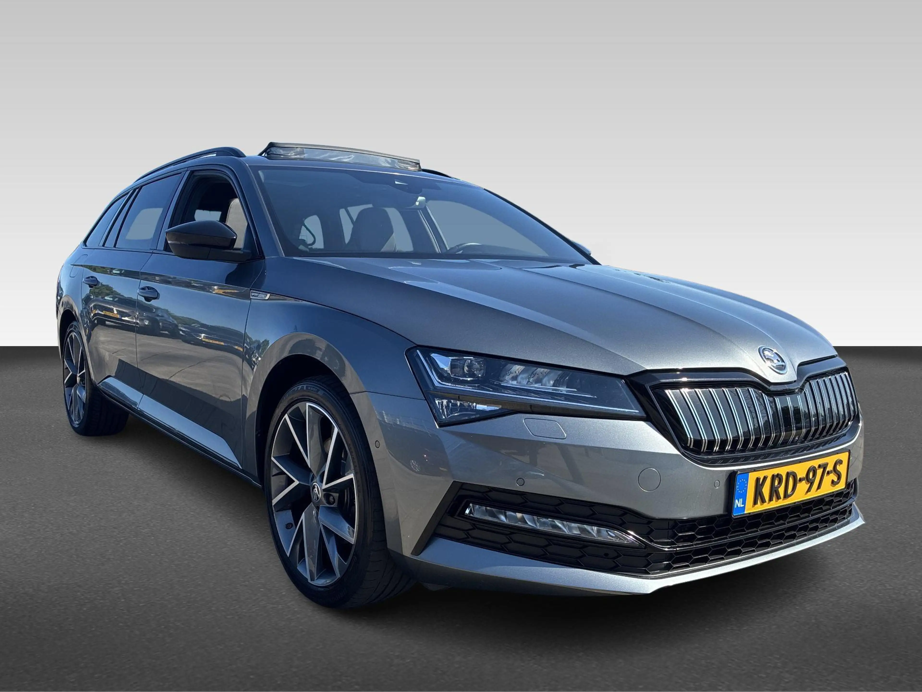 Skoda Superb Combi — photo 8