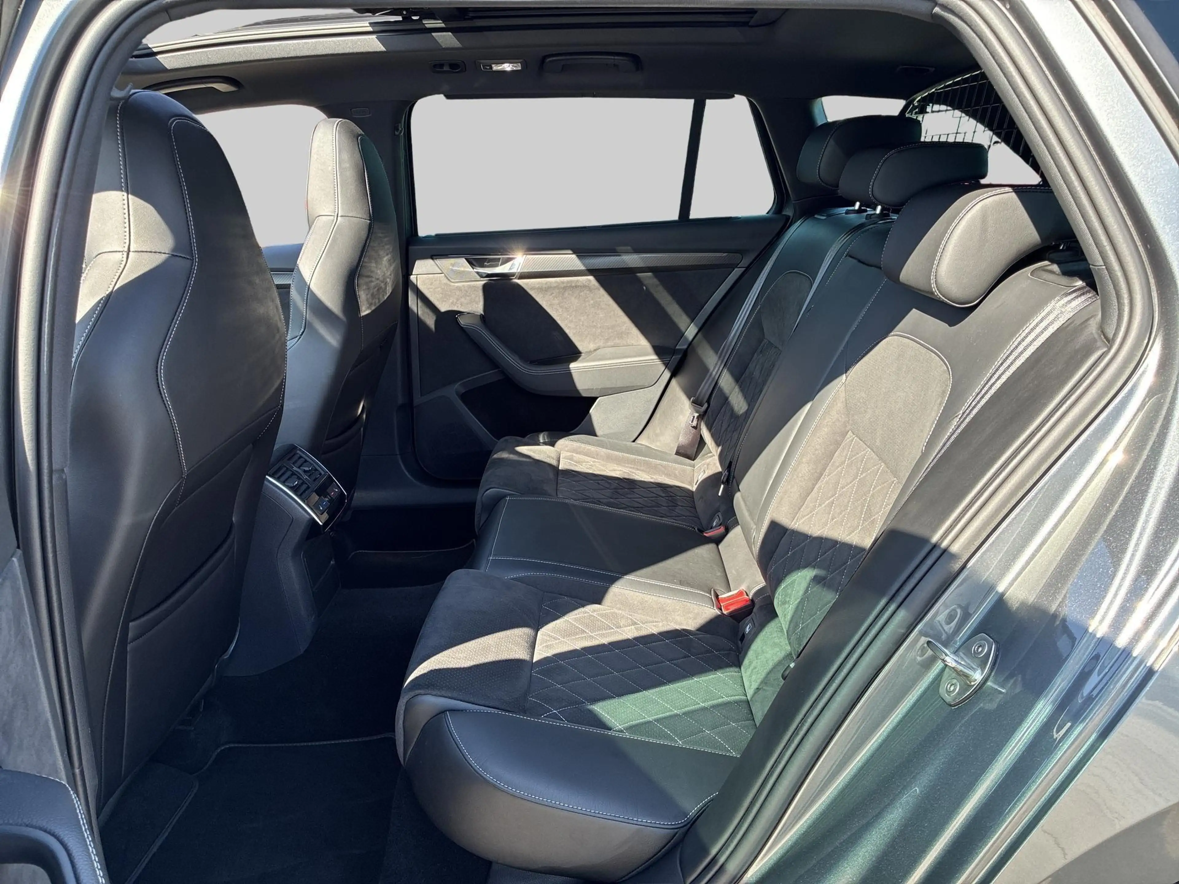 Skoda Superb Combi — photo 6