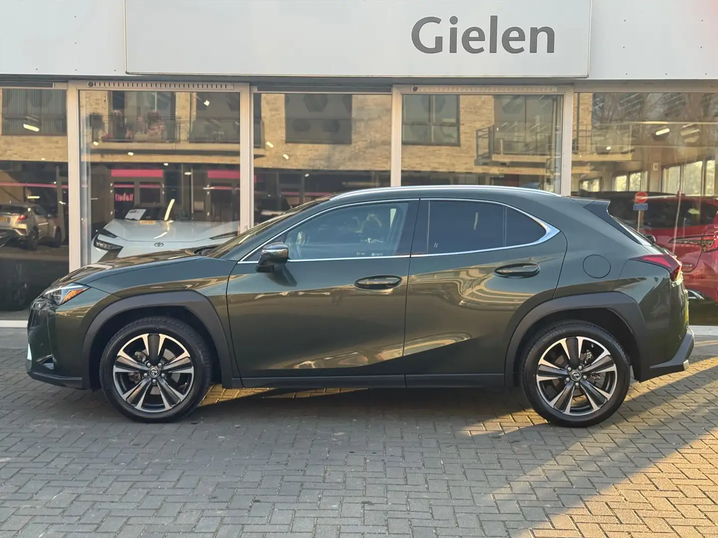 Lexus UX 250h Preference Line | Nieuwe multimedia, 18 inch, Dode Grün - 2