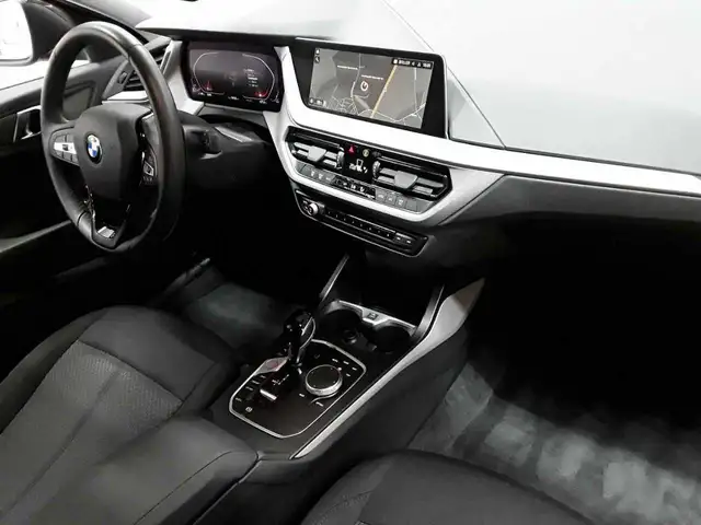 BMW 1 Series view 9