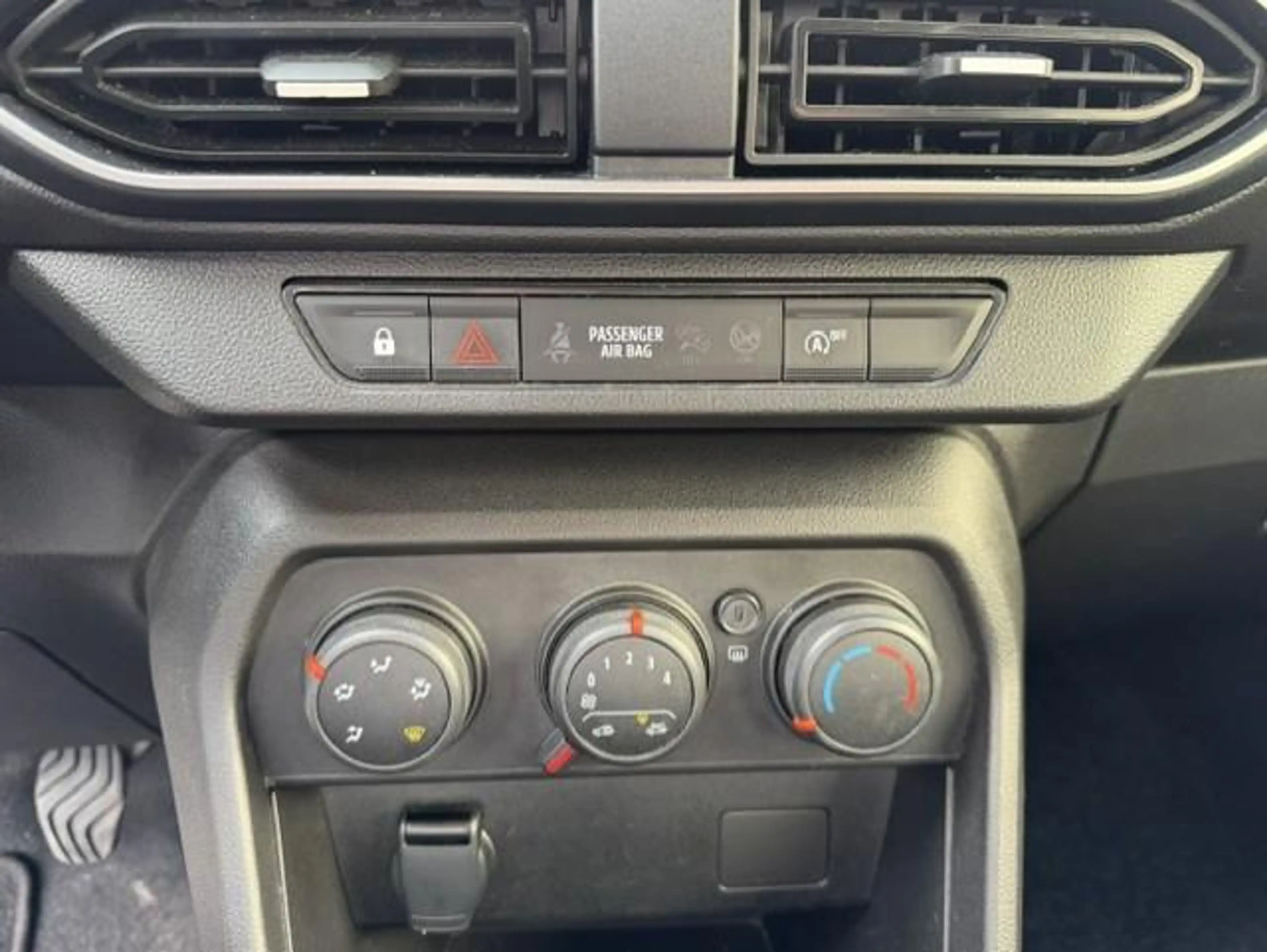 Dacia Sandero SCe 65 Essential — photo 12