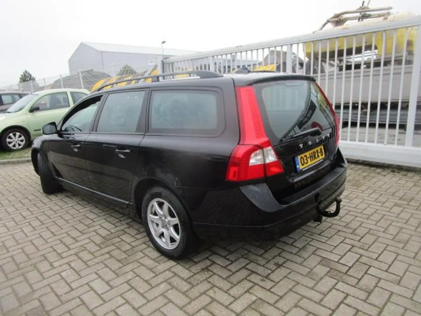 Volvo V70 2.0 Momentum Zwart - 2