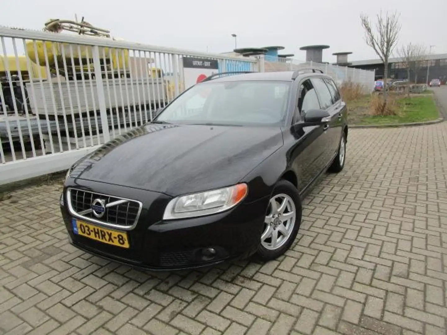 Volvo V70 2.0 Momentum Zwart - 1