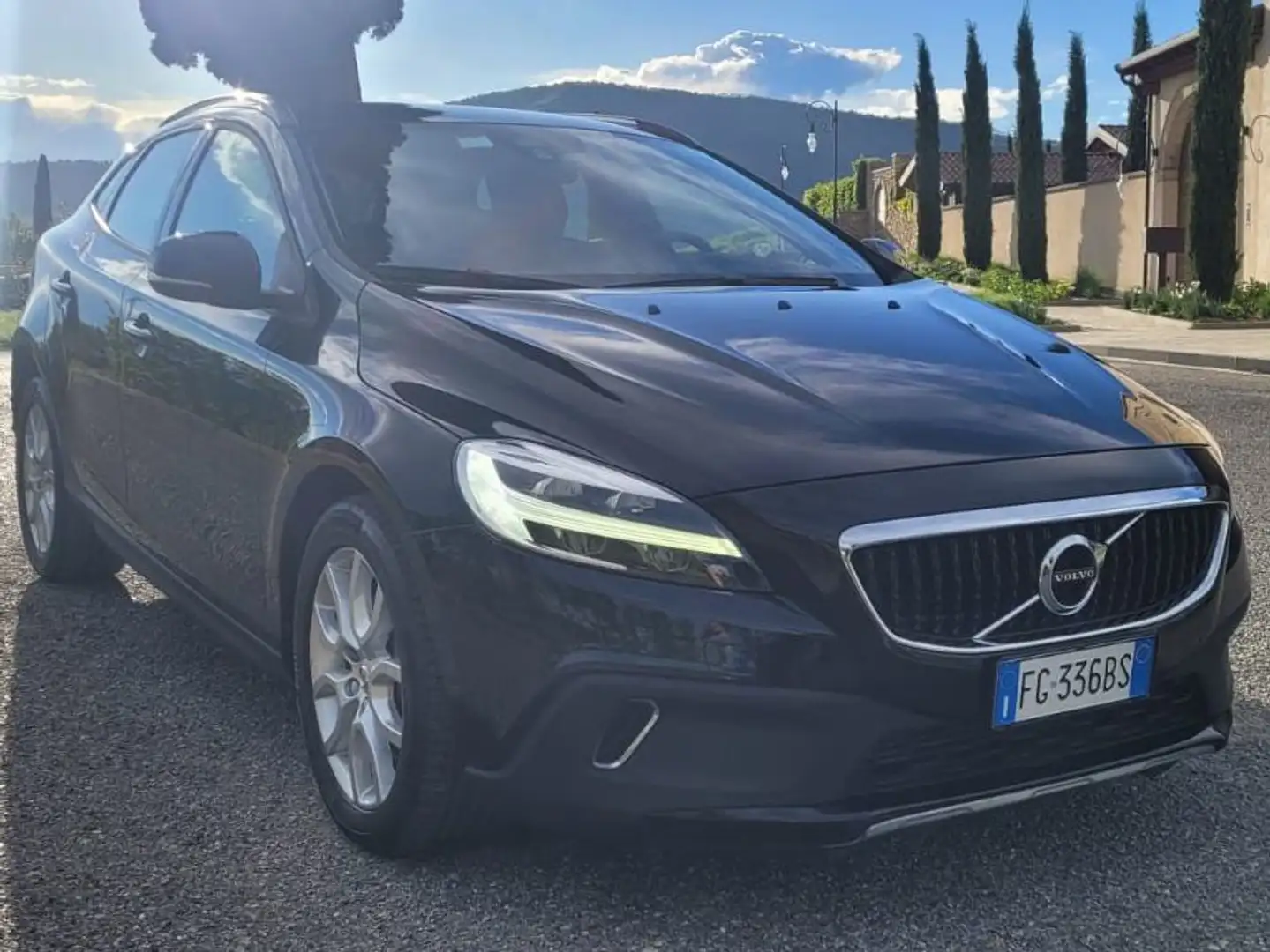 Volvo V40 Cross Country V40 Cross Country 2.0 d3 Momentum geartronic crna - 2