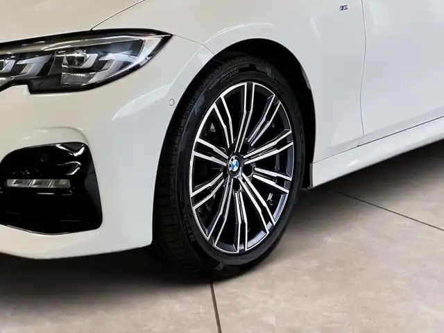 BMW 3 Series view 15
