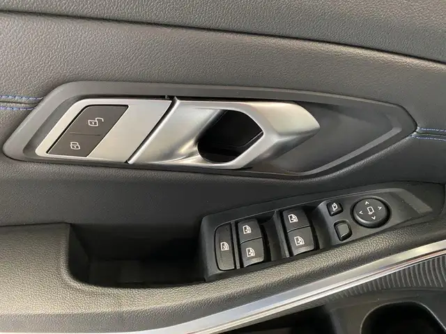 BMW 3 Series view 23
