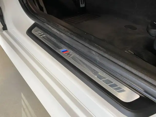 BMW 3 Series view 24