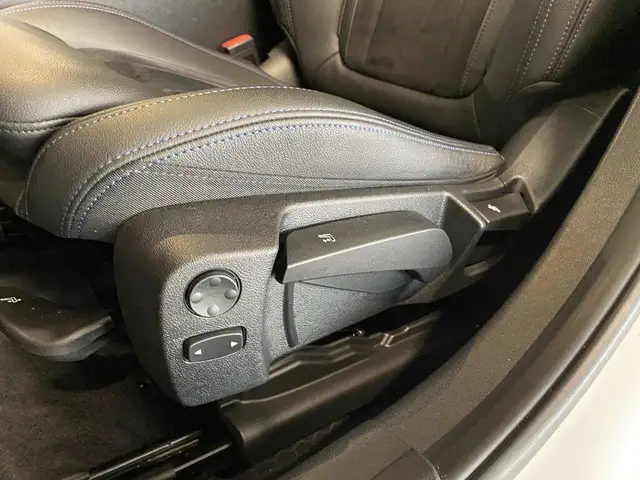 BMW 3 Series view 25