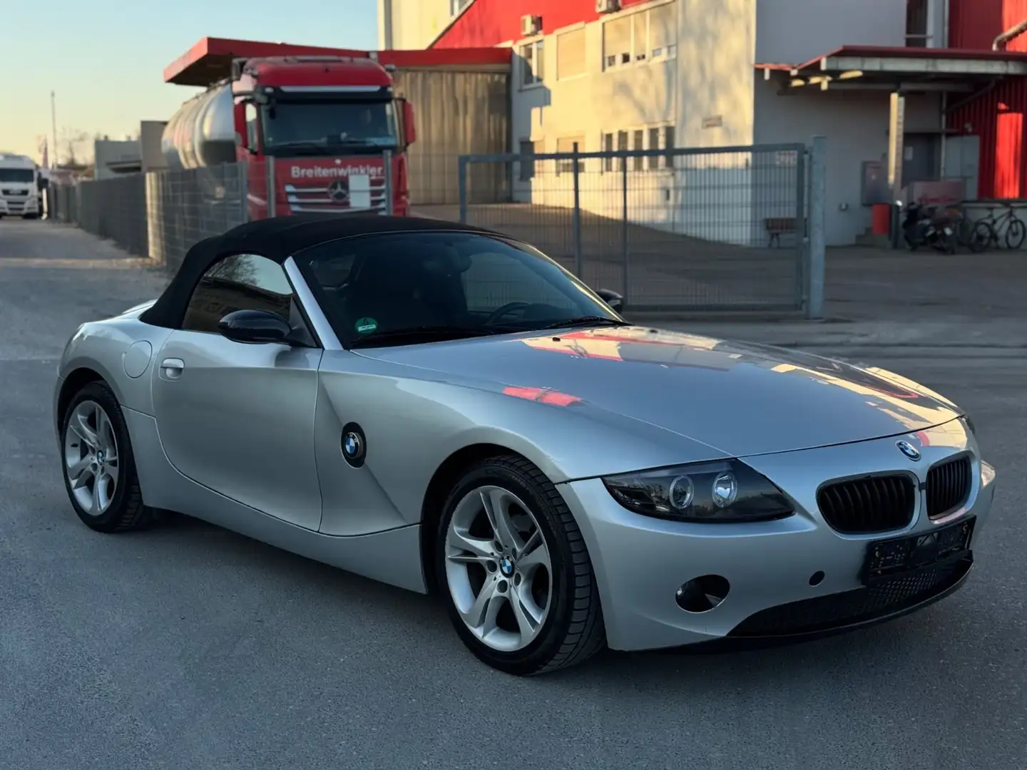 BMW Z4 Roadster 2.2i Automatik Klima PDC TÜV Stříbrná - 2