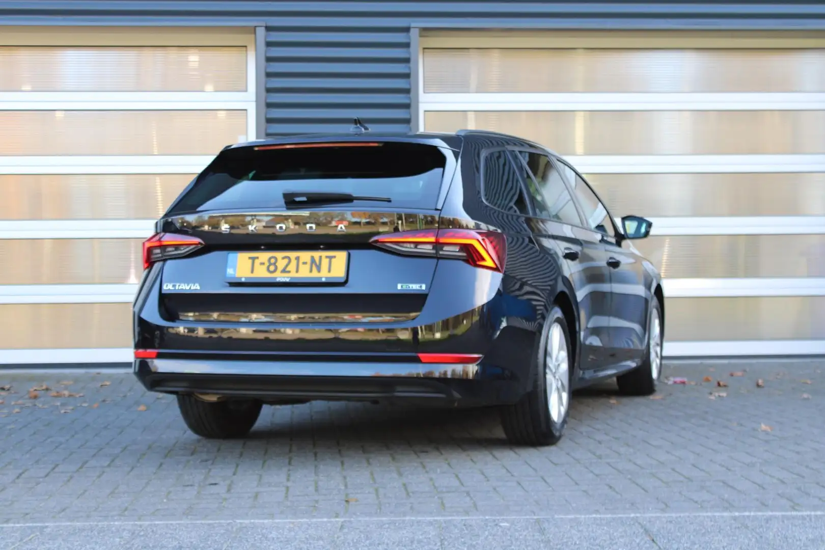 Skoda Octavia Combi 1.5 e-TSI 150pk DSG Sport Business | Parkeer Noir - 2