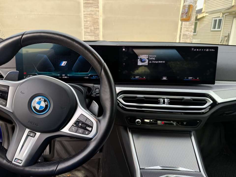 2024 BMW 3 Series 330e xDrive Plug-In Hybrid thumb 6