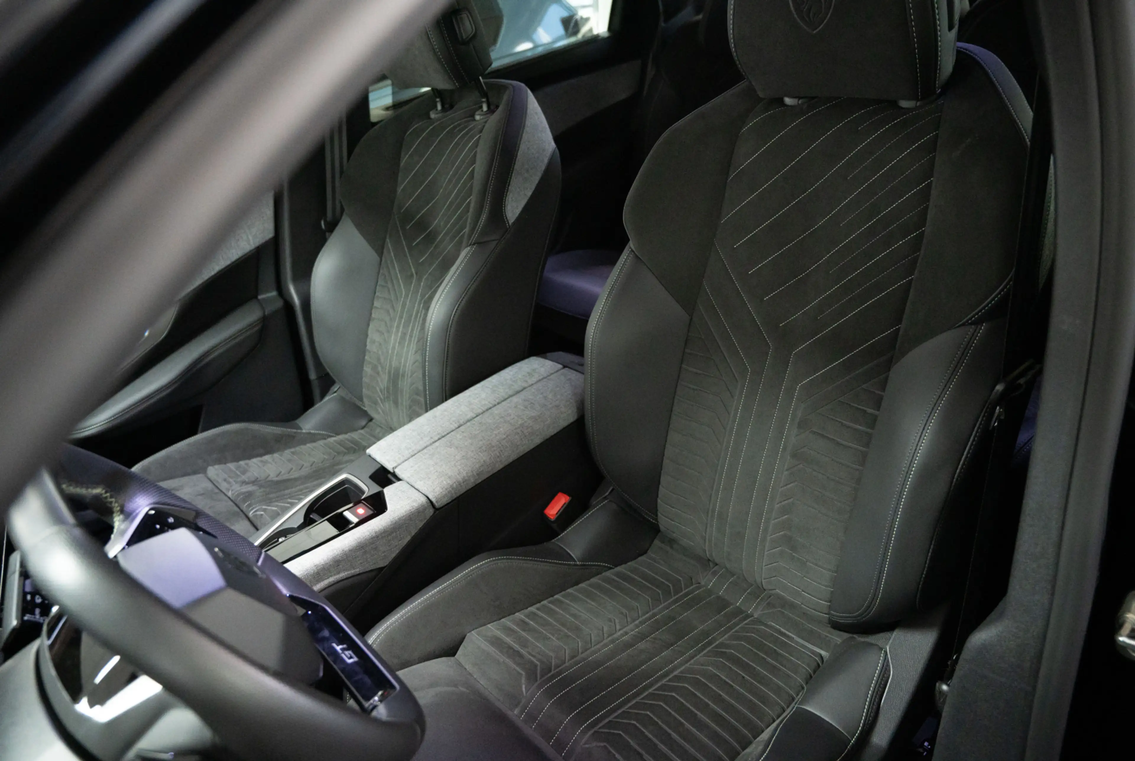 Peugeot 5008 GT HYBRID 145 e-DSC6 — photo 6