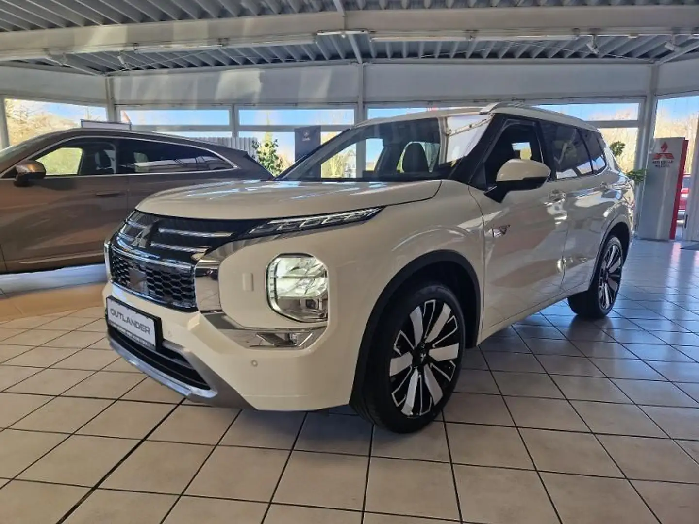 Mitsubishi Outlander 2.4L PHEV TOP Alb - 1