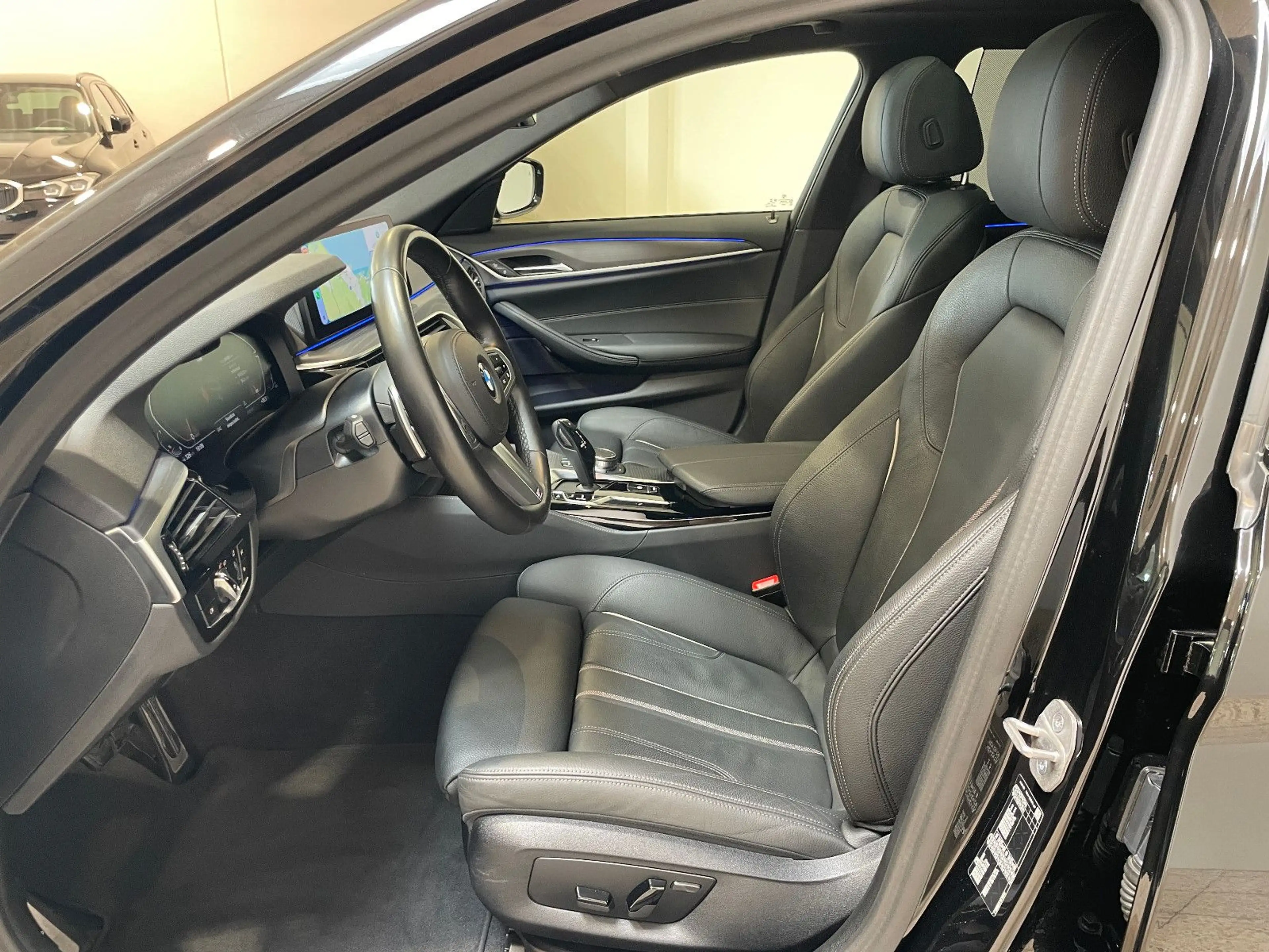 BMW 530 d Touring M Sport Laser*Head-Up*Panorama*AHK* — photo 17