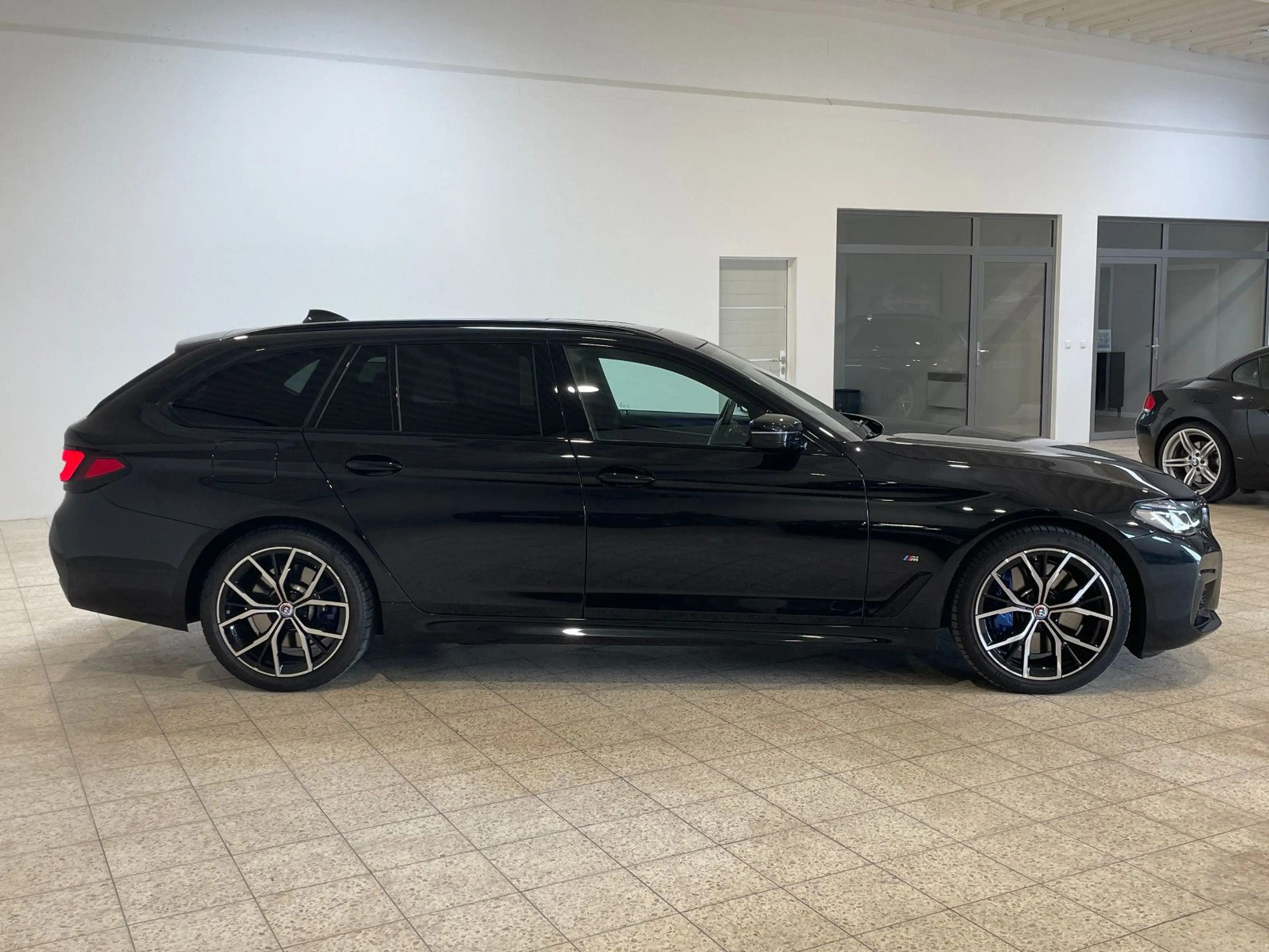 BMW 530 d Touring M Sport Laser*Head-Up*Panorama*AHK* — photo 8