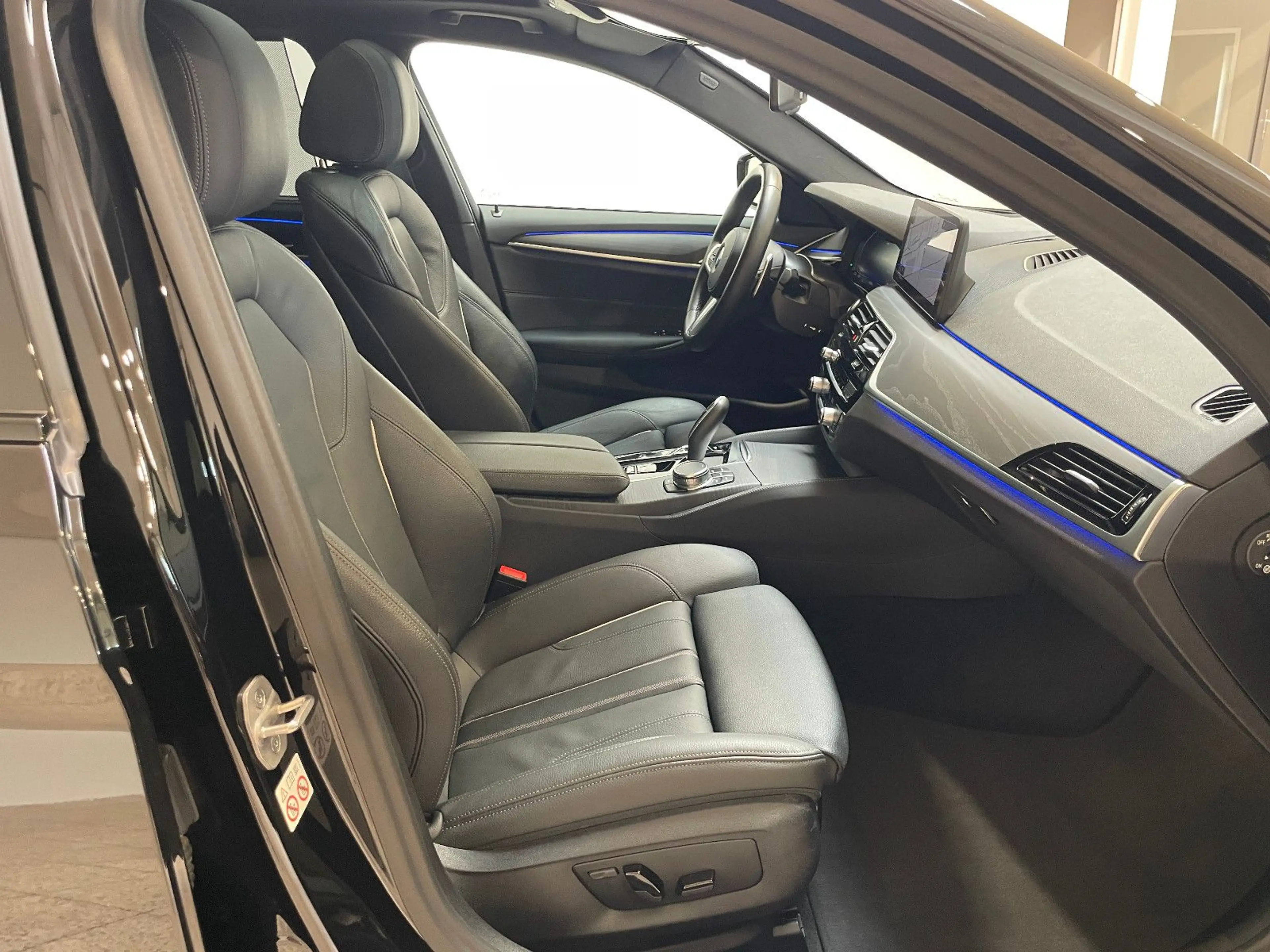 BMW 530 d Touring M Sport Laser*Head-Up*Panorama*AHK* — photo 21