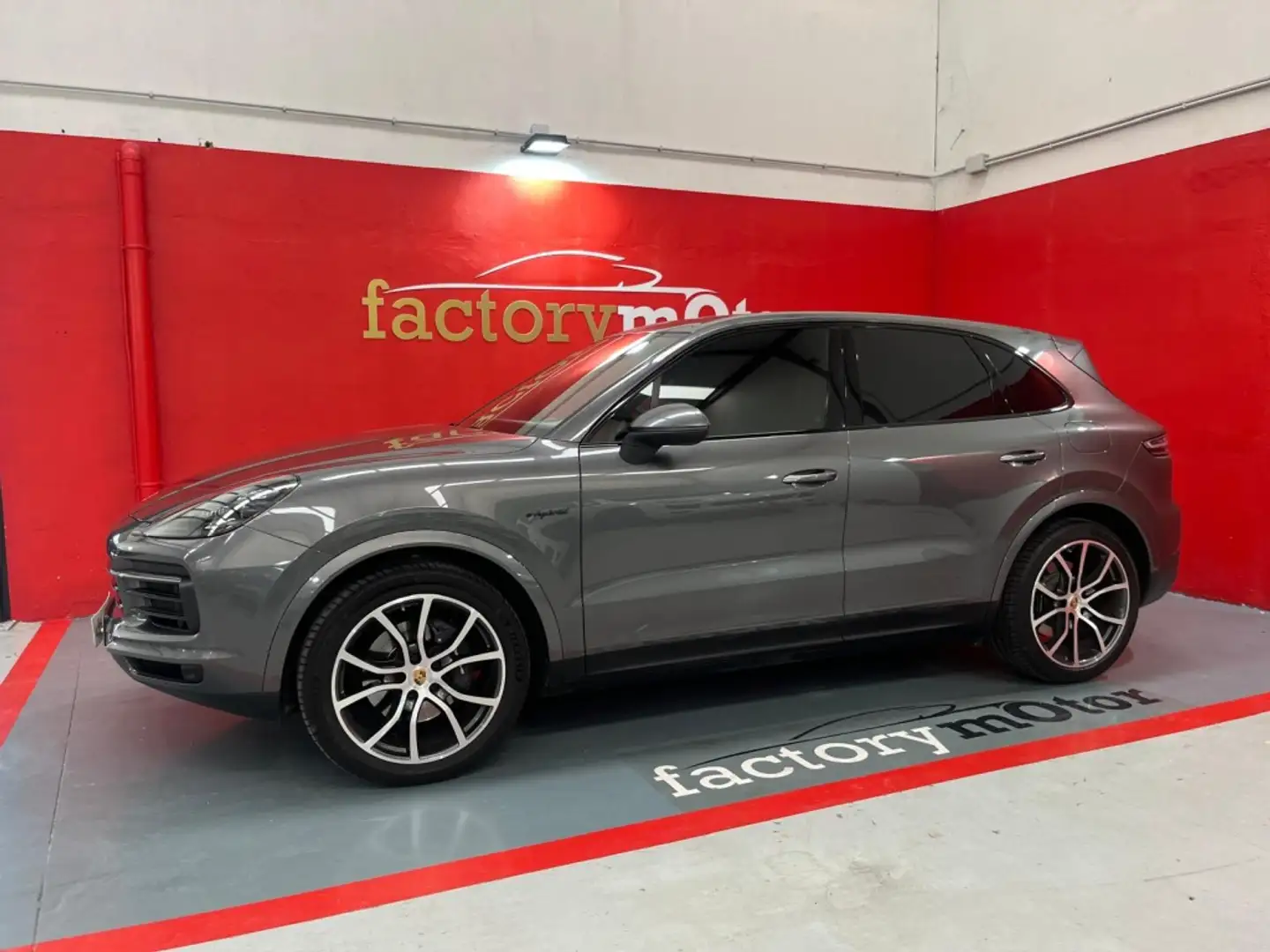 Porsche Cayenne E-Hybrid Aut. Gris - 2