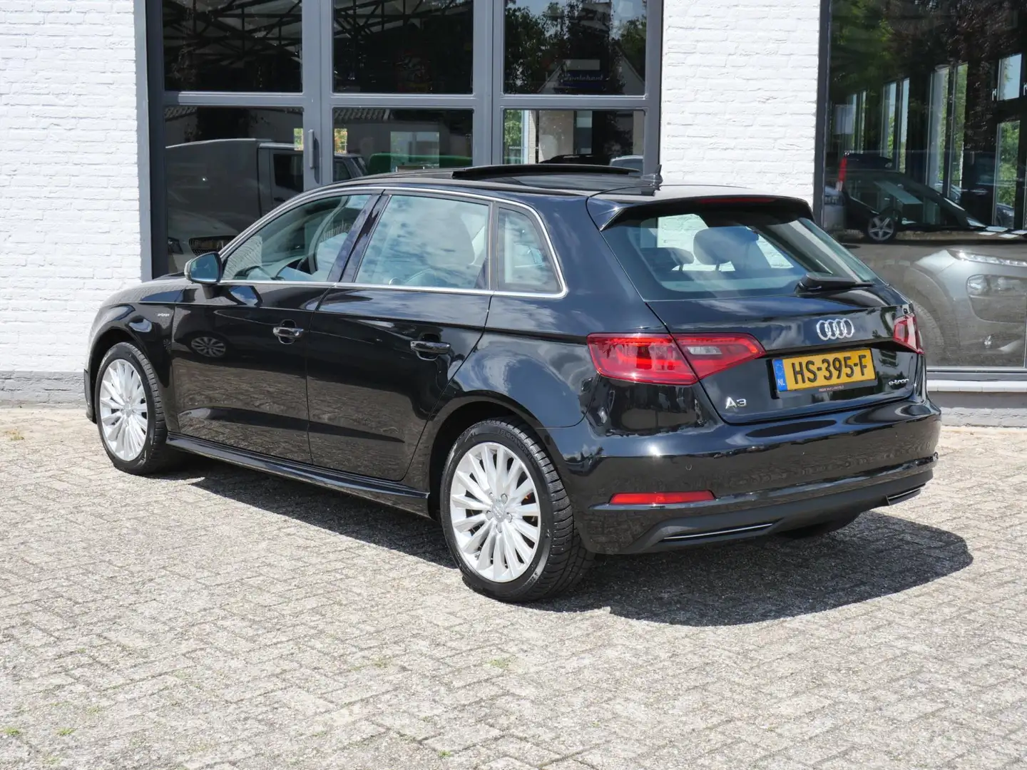 Audi A3 Sportback 1.4 e-tron PHEV Attraction Pro Line plus Zwart - 2