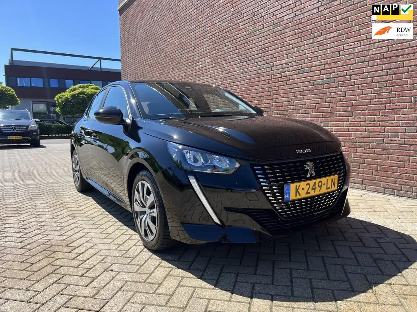 Peugeot 208 1.2 PureTech Blue Lease Active, Navigatie, Apple C Schwarz - 1