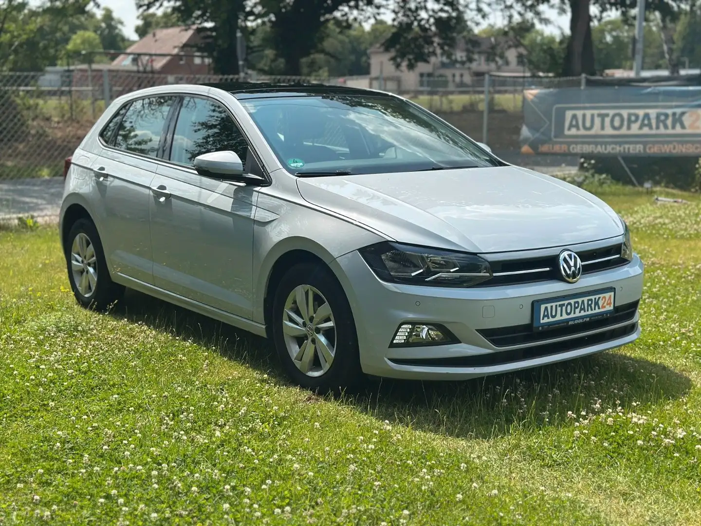 Volkswagen Polo VI Comfortline*1,0 65PS*PANORAMA*AHK*1.HAND Silber - 1
