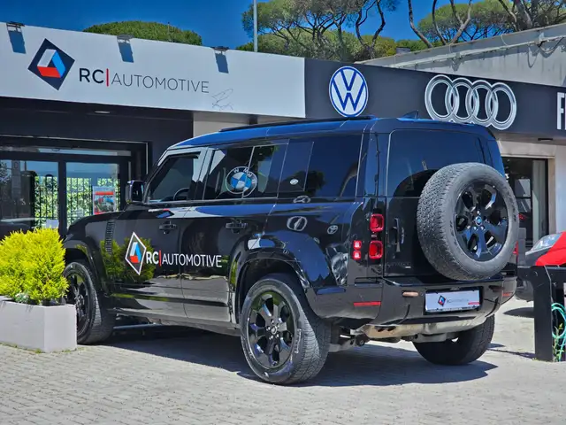 Land Rover Defender 110 view 4