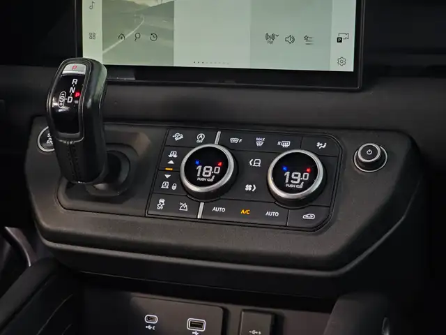 Land Rover Defender 110 view 9