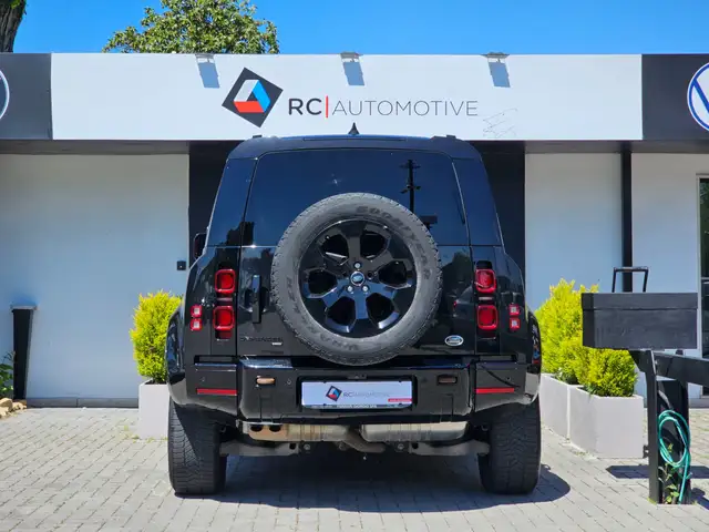 Land Rover Defender 110 view 5