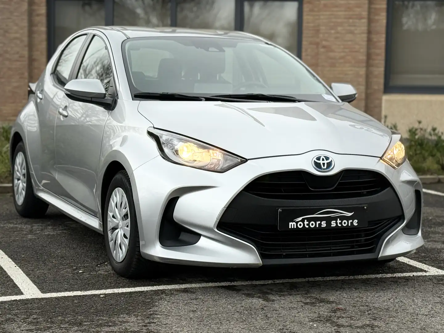 Toyota Yaris Yaris 1.5 hybride ///garantie 7 ANS Argent - 2