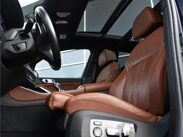 BMW X5 M view 9