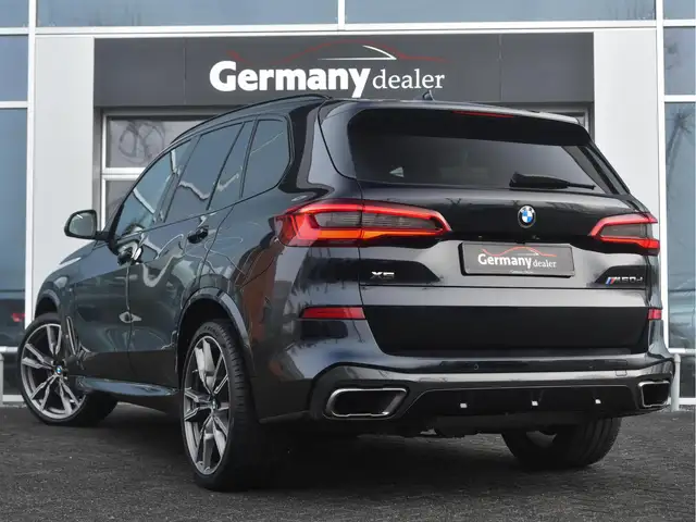 BMW X5 M view 6
