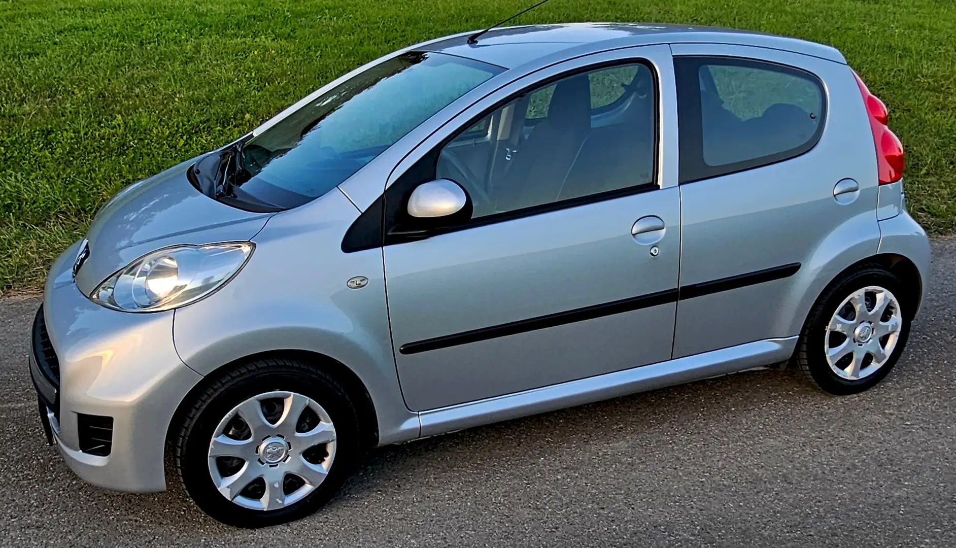 Peugeot 107 107 Filou / Sehr gepflegtes u. sauberes Fahrzeug Silber - 2