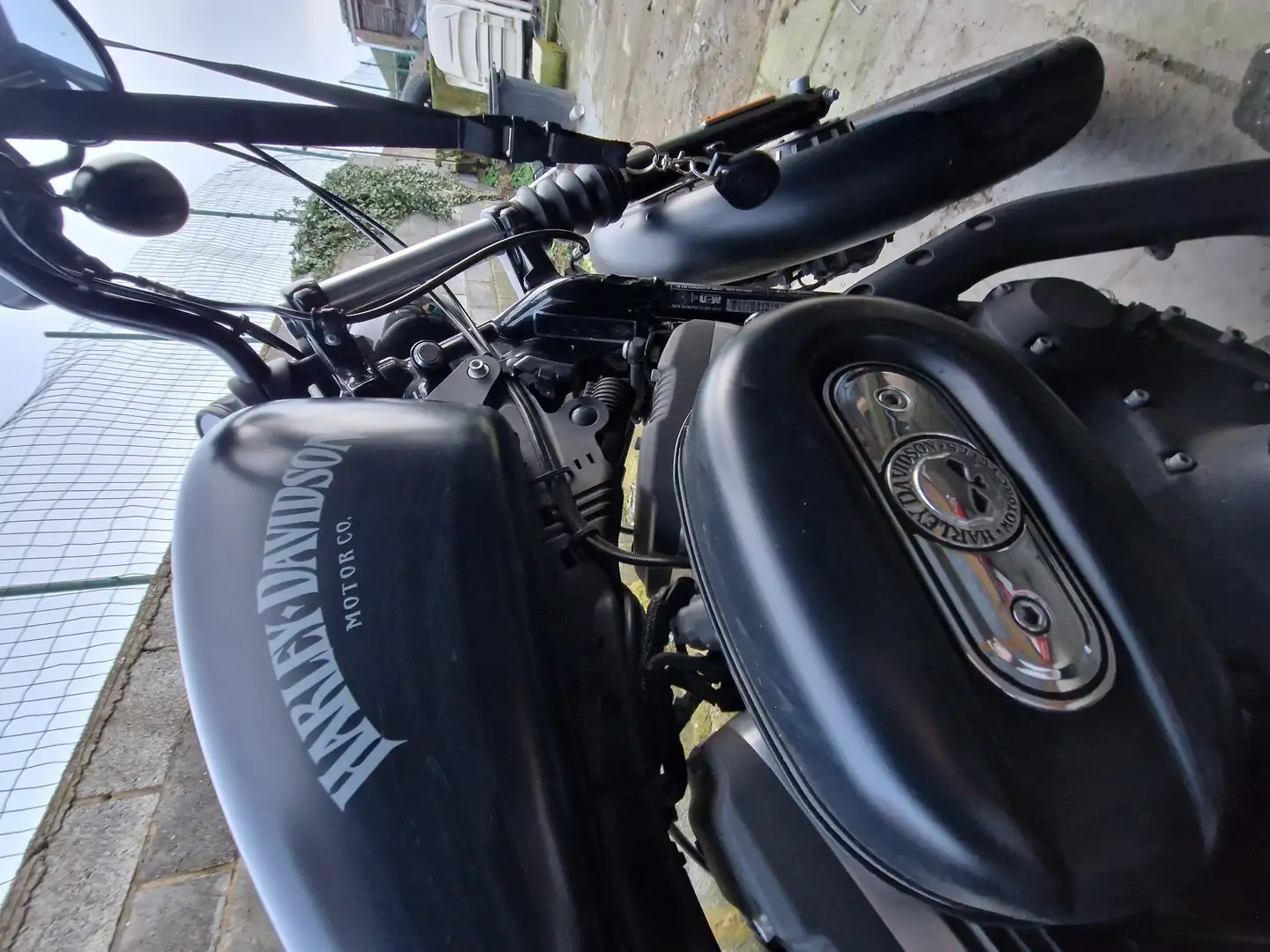 Harley-Davidson Iron 883 Černá - 1