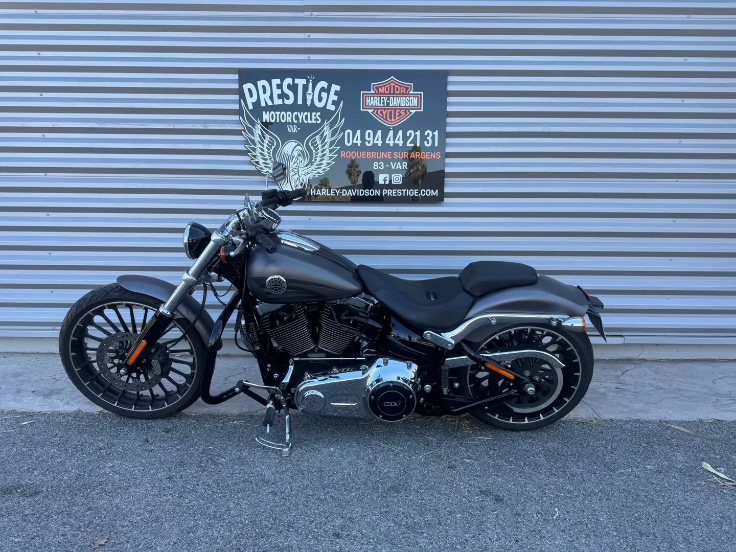 Harley-Davidson Breakout Gris - 2