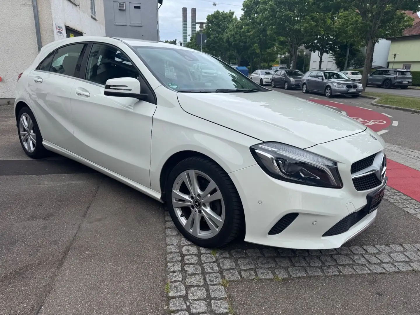 Mercedes-Benz A 180 BlueEfficiency Navi/ Automatik/ Weiß - 2