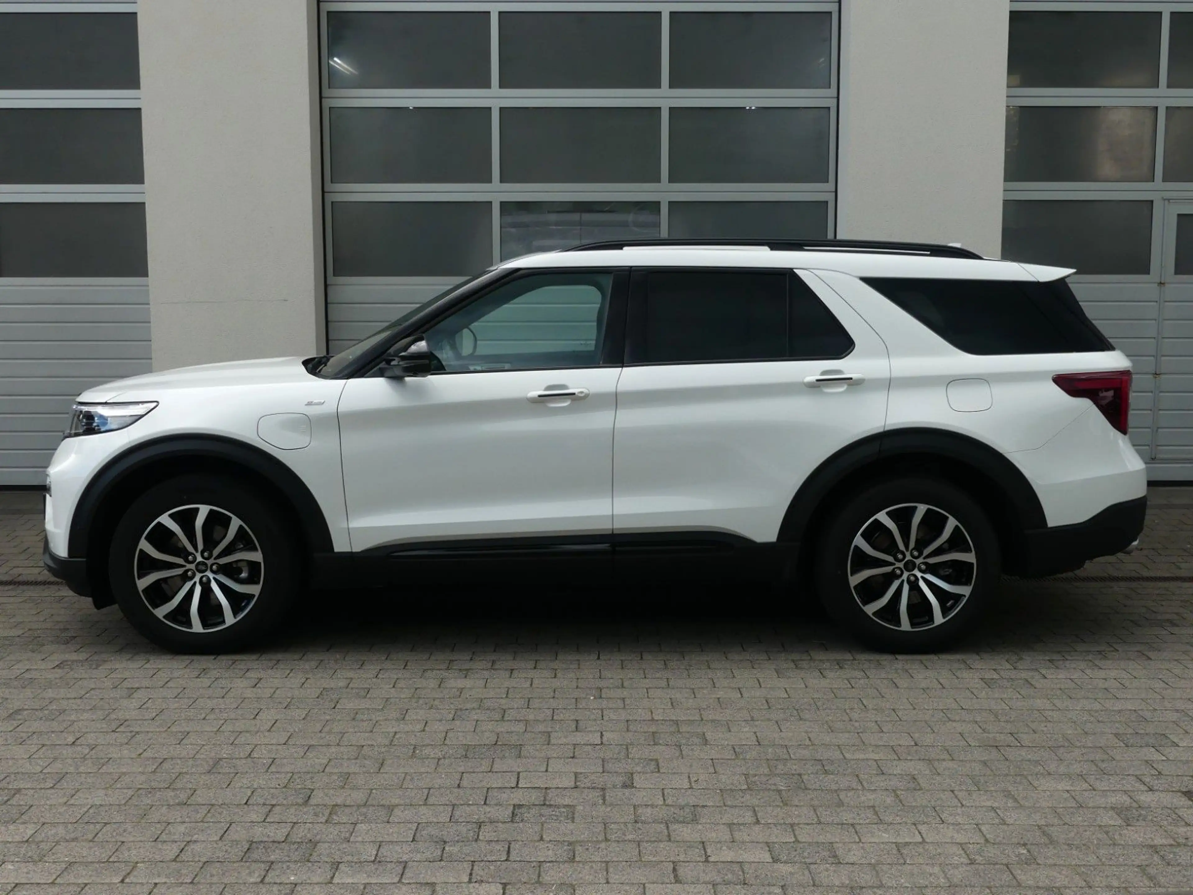 Ford Explorer ST-Line Plug-in-Hybrid 4x4 — photo 7