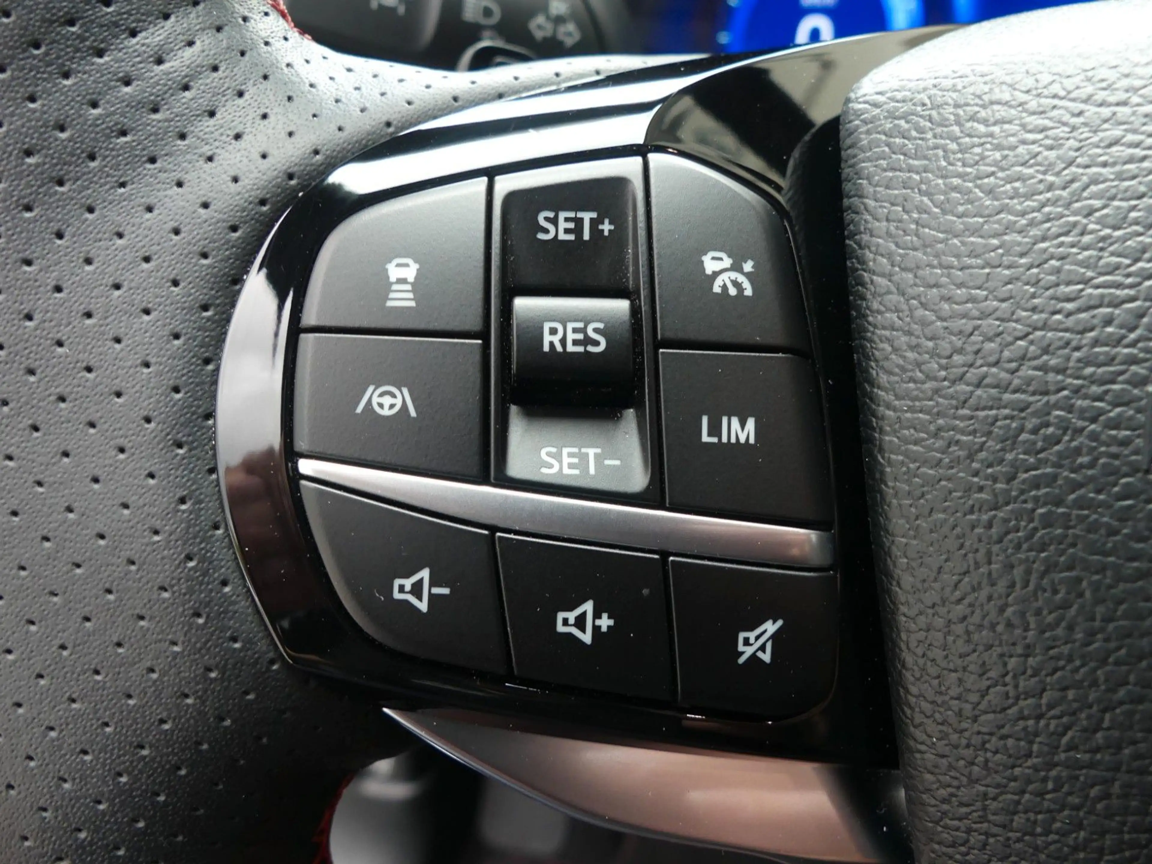 Ford Explorer ST-Line Plug-in-Hybrid 4x4 — photo 15