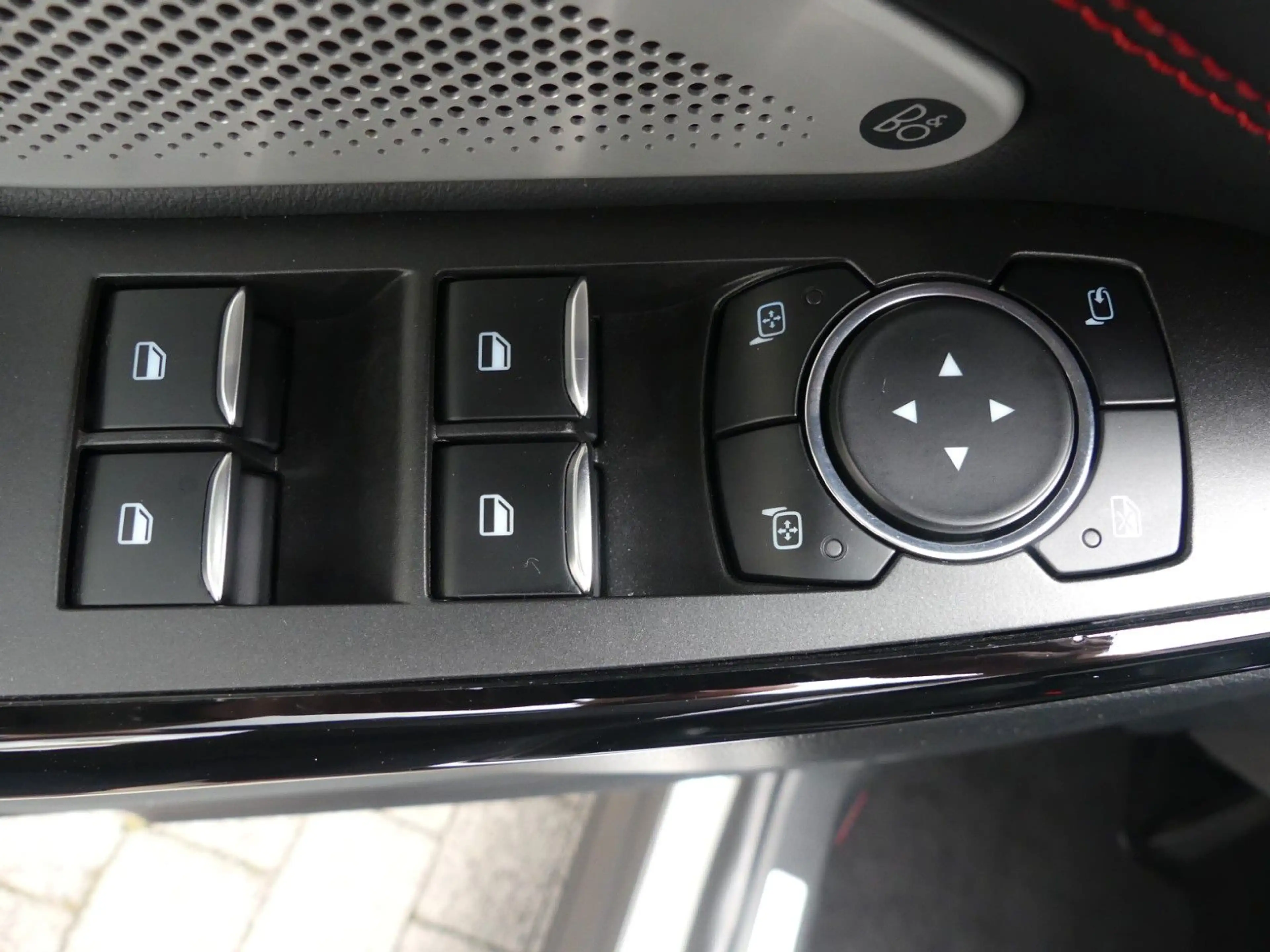 Ford Explorer ST-Line Plug-in-Hybrid 4x4 — photo 12