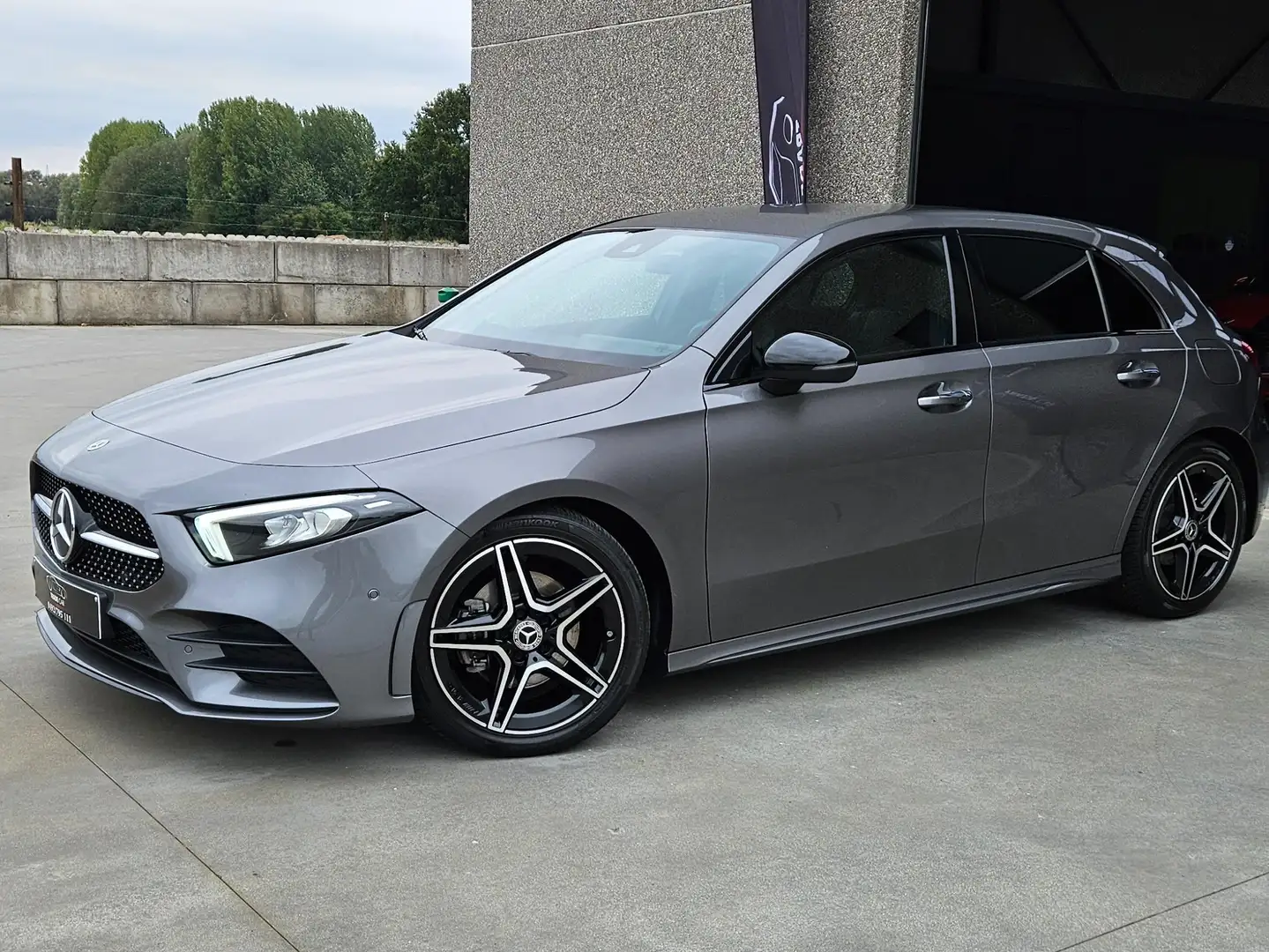 Mercedes-Benz A 180 A 180 d AMG Line Grijs - 1