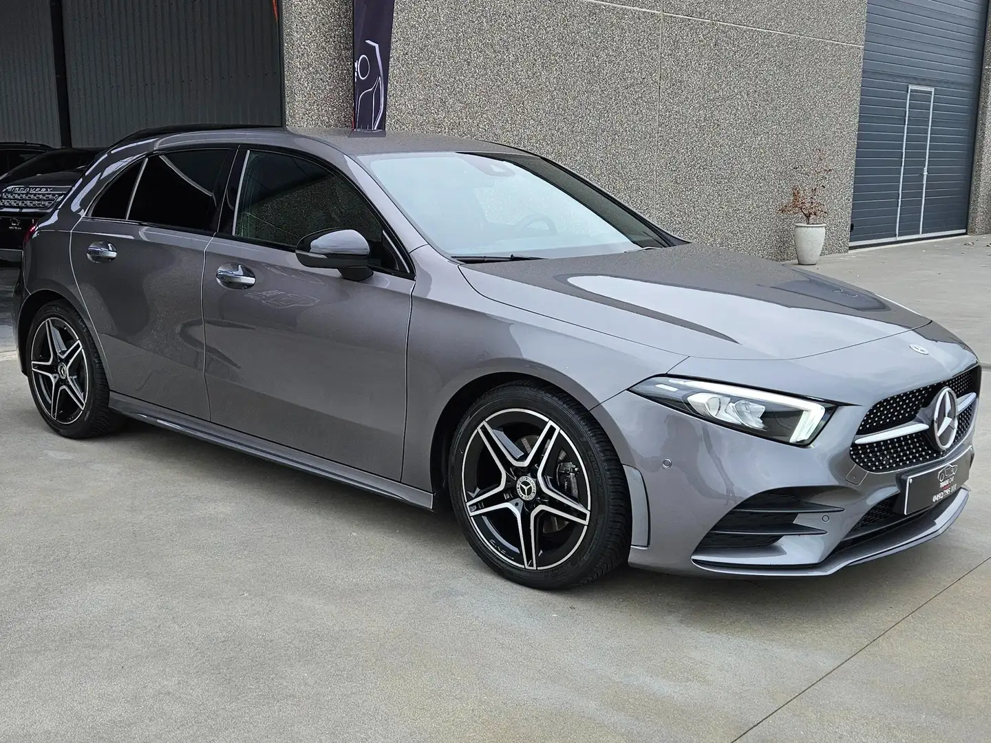 Mercedes-Benz A 180 A 180 d AMG Line Grijs - 2